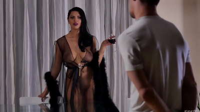 Шлюшка Kira Queen пригласила своего соседа на чай и трахнула его на обеденном столе